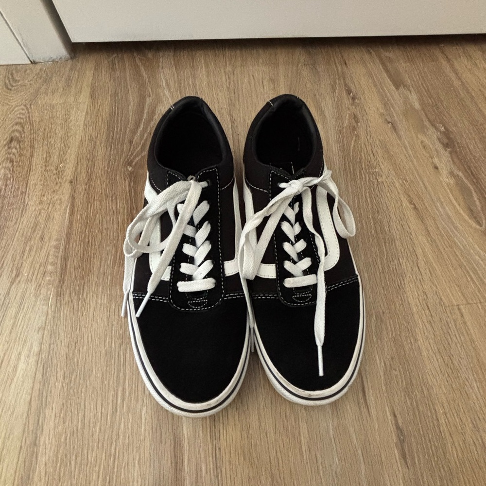 Classic Black and White Women’s Sneakers